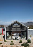 Maison contemporaine avec vue panoramique sur les montagnes au-delà