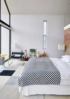 Chambre contemporaine avec couvre-lit à carreaux noir et blanc
