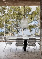 Table et chaises d'extérieur sur terrasse avec vue mer