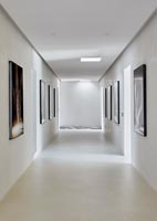 Couloir blanc minimal avec des illustrations sur les murs