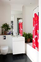 Salle de bain blanche moderne avec rideau de douche coloré