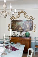 Cadre photo doré déconstruit et peinture à l'huile sur le mur de la salle à manger