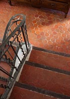 Carreaux de sol en terre cuite hexagonale sur escalier classique