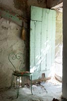 Chaise verte et porte en bois rustique peinte