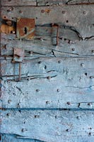 Détail du vieux mur clouté en bois