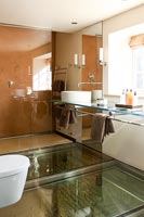 Salle de bain moderne avec sol en verre
