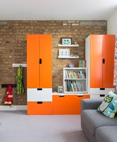 Armoire orange dans une chambre d'enfant moderne
