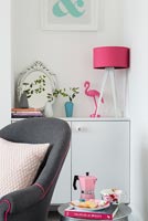 Lampe rose et accessoires dans le salon moderne