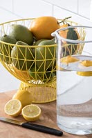 Citrons et limes dans une corbeille de fruits jaunes