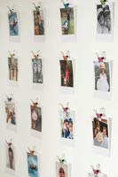 Photographies de famille accrochées au mur avec de petits clips bulldog