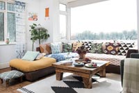Grand canapé d'angle dans le salon moderne avec baie vitrée
