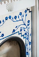 Carrelage décoratif bleu et blanc dans la cheminée
