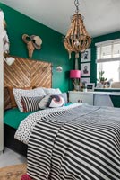 Chambre moderne avec murs peints en vert
