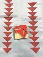 Timbre triangle rouge utilisé pour décorer le tissu