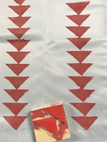 Timbre triangle rouge utilisé pour décorer le tissu