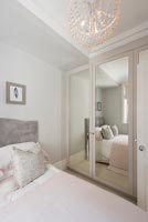Chambre moderne avec portes d'armoire en miroir