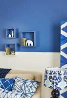 Salon moderne avec mur peint en bleu et accessoires