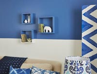 Salon moderne avec mur peint en bleu et accessoires
