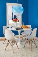 Salle à manger moderne bleu et blanc
