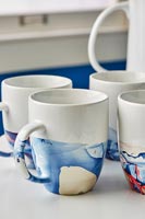 Tasses à café peintes en bleu et blanc