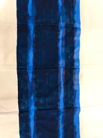 Détail du tissu peint - stores rayés bleus et blancs