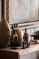 Oeuvres et vases africains sur étagère en bois