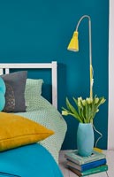 Chambre moderne avec murs peints en bleu et fleurs de printemps à Pâques