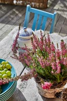 Bruyère en pot sur table de jardin en bois rustique - détail