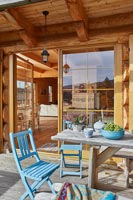 Table et chaises de jardin sur terrasse de maison en bois