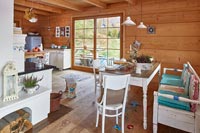Cuisine-salle à manger à aire ouverte dans une maison en bois