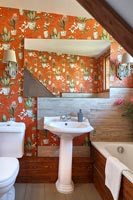 Papier peint à motifs dans la salle de bain country