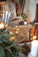 Guirlande de Noël et guirlandes lumineuses sur grand buffet en bois sculpté