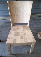 Chaise en bois dépouillé