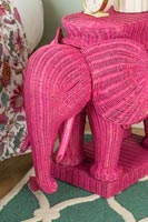 Table de chevet rose en forme d'éléphant