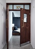 Portes doubles en bois pour chambre monochrome moderne