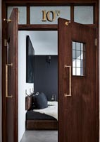 Portes doubles en bois pour chambre monochrome moderne
