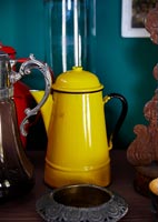 Cafetière vintage en émail jaune