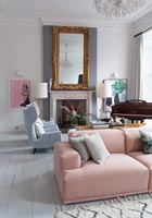 Canapé modulable rose dans le salon avec piano
