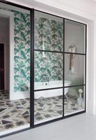 Salle de bain classique avec panneaux en verre