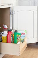 Armoire de cuisine avec tiroir coulissant pour produits de nettoyage