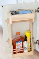 Armoire de cuisine avec étagère en bois pour produits de nettoyage