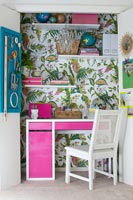 Petit bureau avec papier peint design tropical