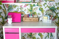 Bureau à domicile moderne avec papier peint coloré