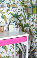 Bureau à domicile moderne avec papier peint et accessoires colorés