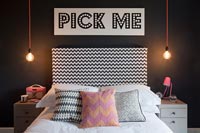 Chambre moderne avec panneau Pick Me au-dessus du lit