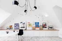 Bureau à domicile moderne avec affichage d'œuvres d'art