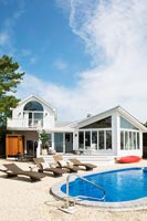 Maison moderne avec piscine extérieure