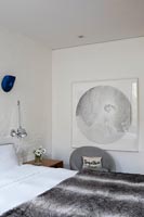 Couverture en fausse fourrure moelleuse sur le lit dans la chambre moderne