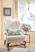 Coussin floral sur fauteuil classique
