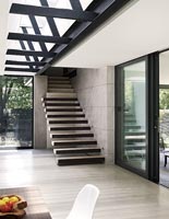 Couloir et escalier minimalistes contemporains